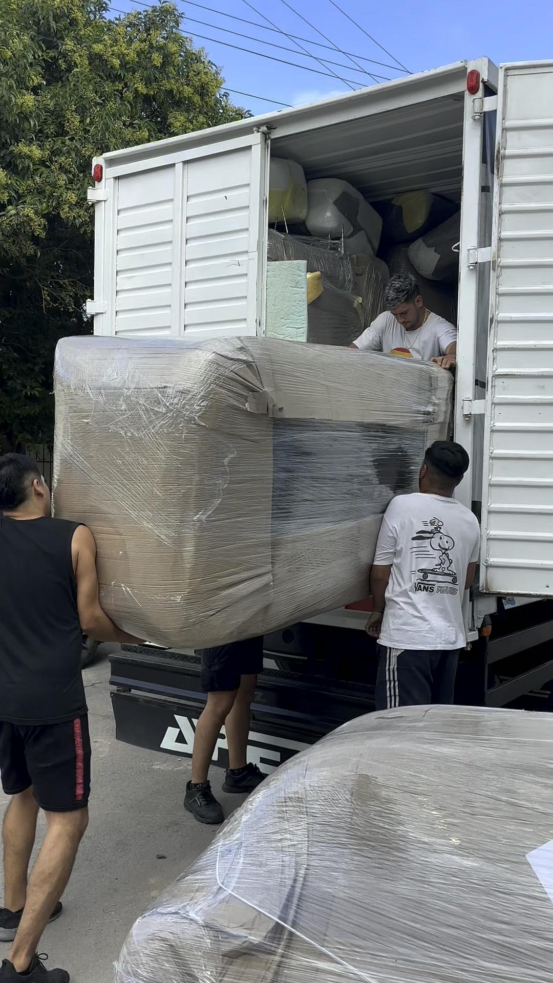 Operarios cargando un sillón embalado en el camión de Diforte