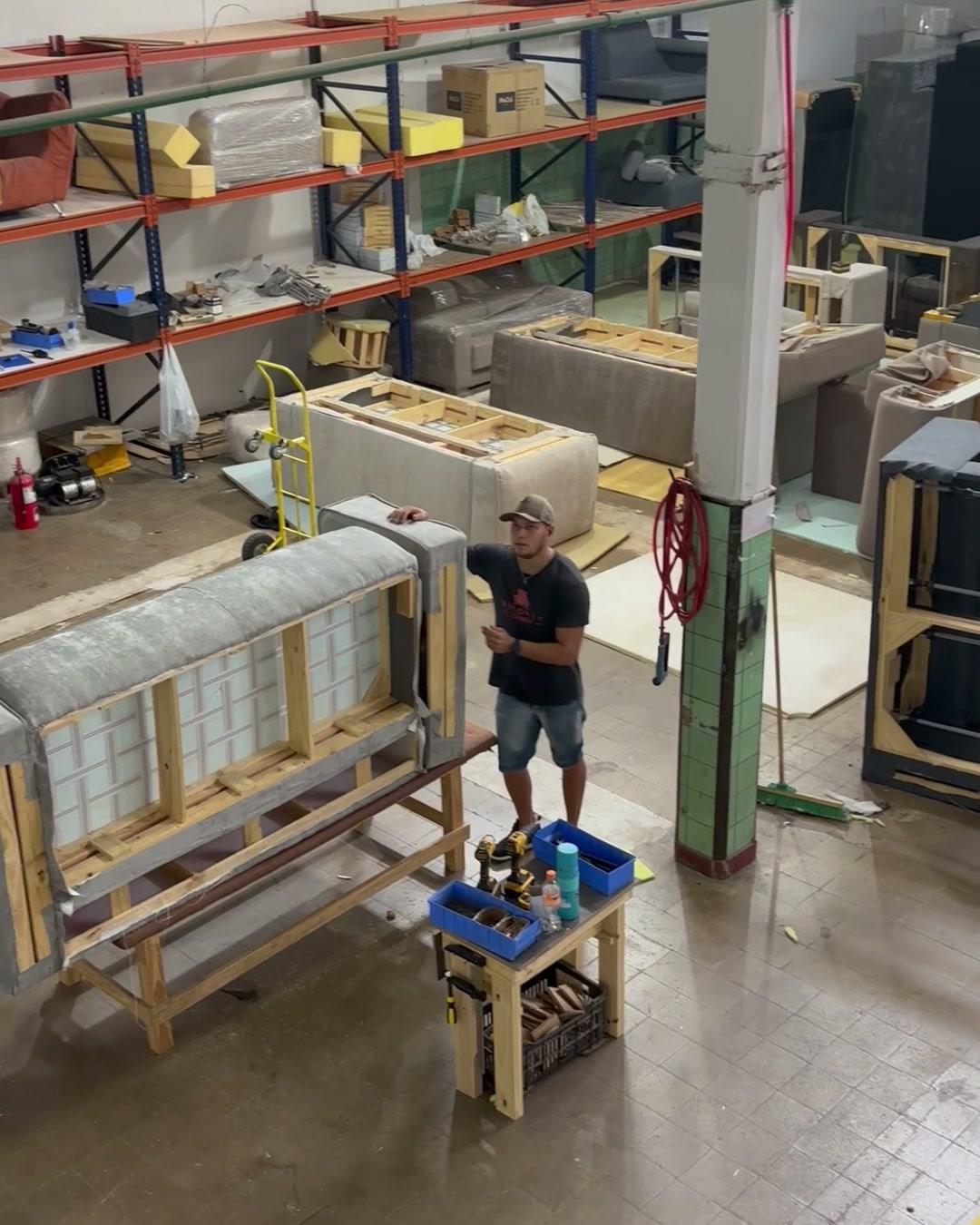 Planta de la fábrica Diforte vista desde arriba, con sillones en proceso y un operario en su puesto